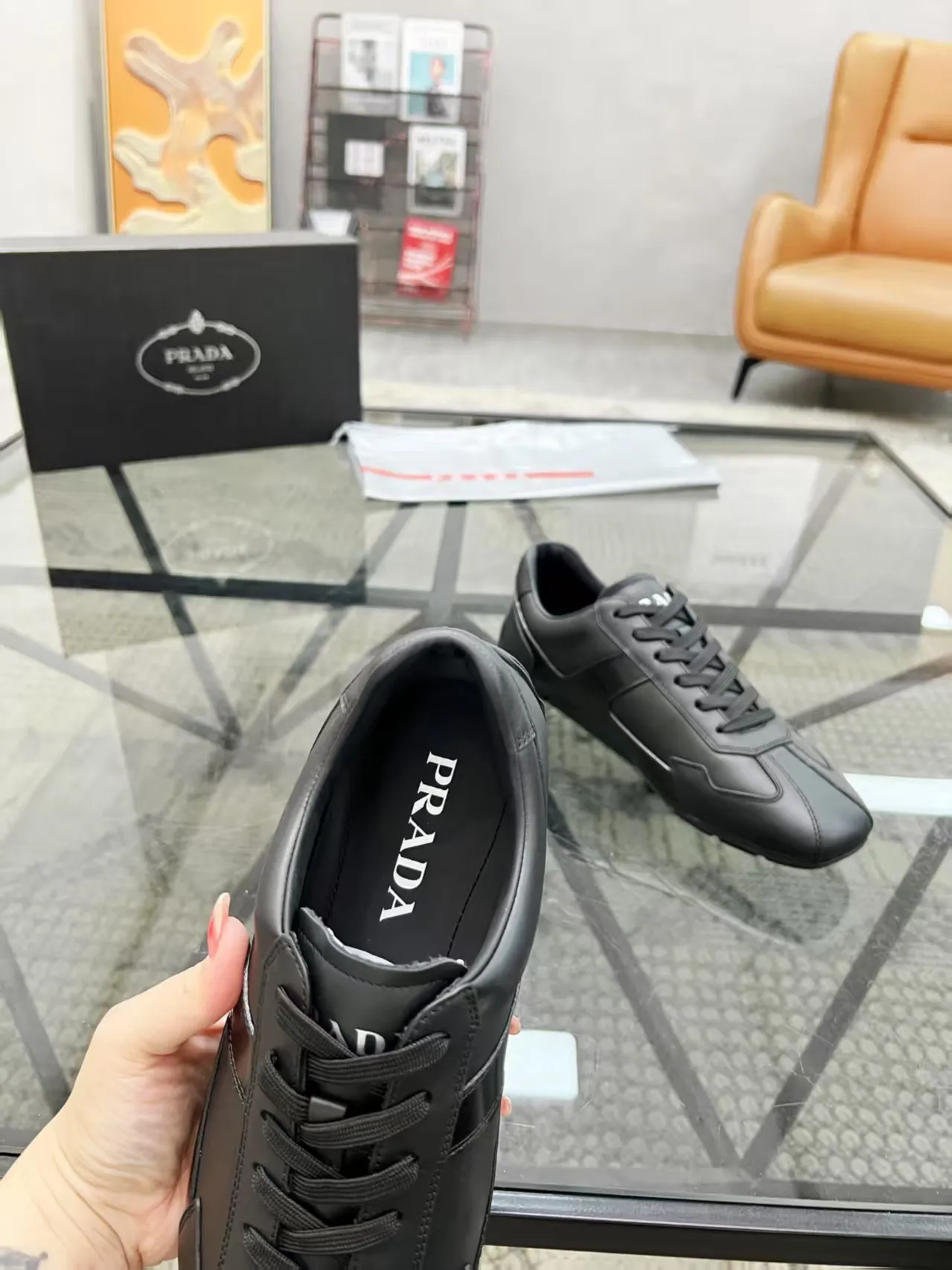 P400 38-45 Prada Prada’s new men’s leather sneakers, the highest version on the market, any comparison is welcome🆚! The original leather has excellent texture and is super high-end! Fetal sheep net lining imported from Italy, removable pad! Luxurious materials and fine workmanship, highly recommended!